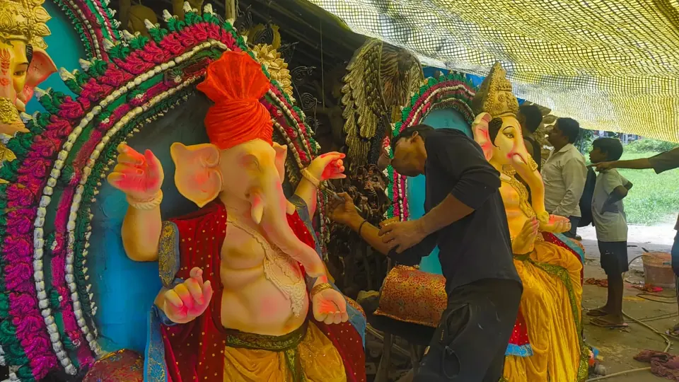 कोलकाता के कारीगरों ने गणेश मूर्तियों से सजाया प्रतापगढ़