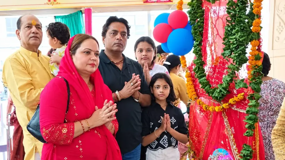 गाजियाबाद की सोसायटी में लड्डू गोपाल की छठी धूमधाम से मनाई गई