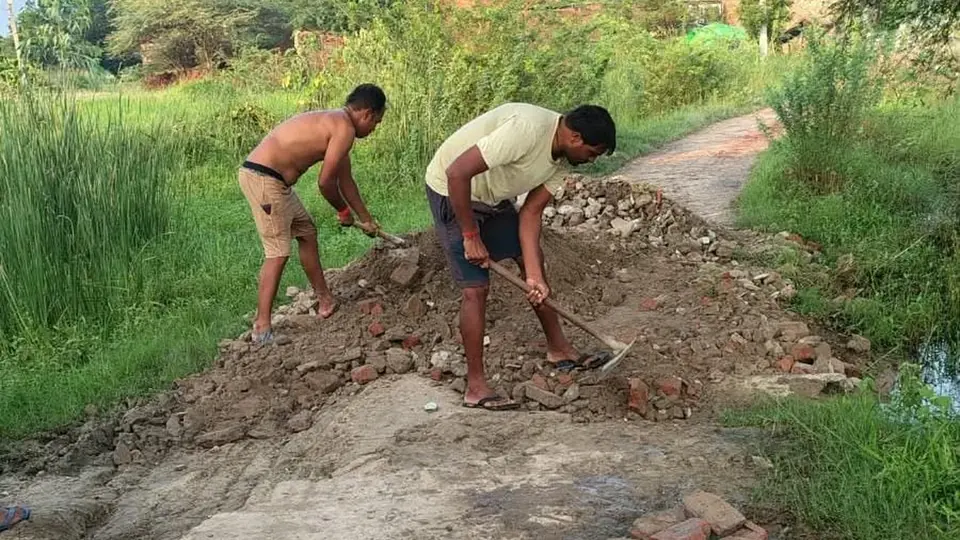 Pratapgarh में ग्रामीणों ने खुद ठीक की बर्बाद सड़क