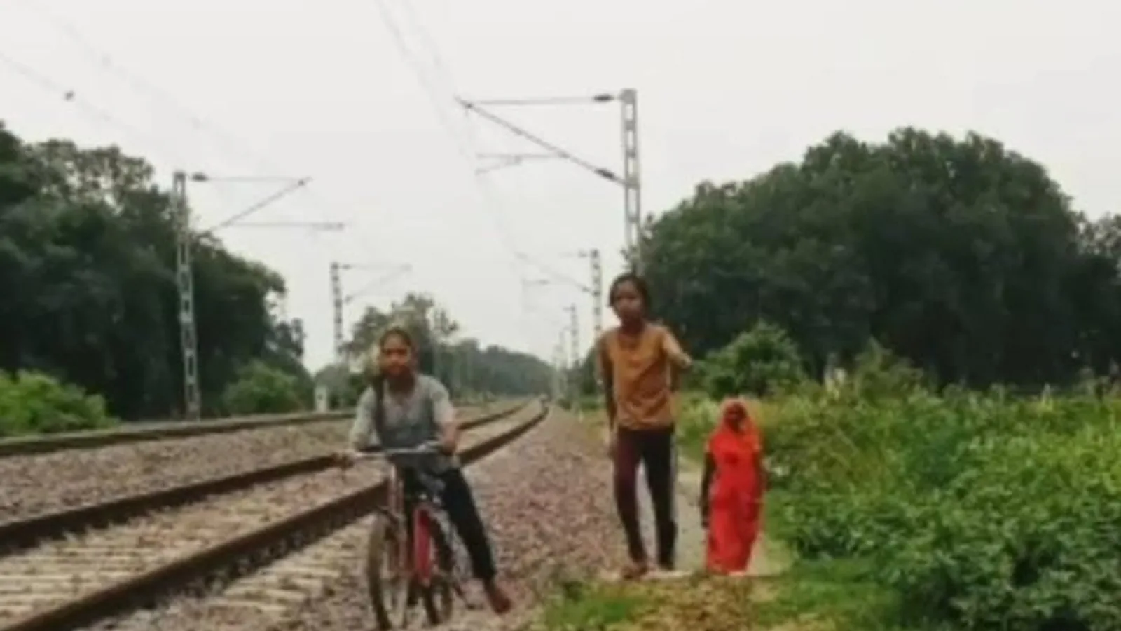 रेलवे दोहरीकरण से प्रतापगढ़ के गांव का रास्ता बंद, लोग ट्रैक पर जान जोखिम में डाल रहे