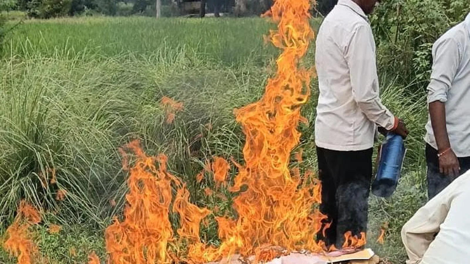 प्रतापगढ़ में जिंदा बेटी की शव यात्रा निकाली, पुतला जलाया