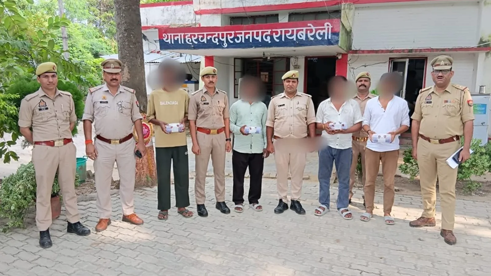 रायबरेली- साइबर फ्रॉड करने वाले गिरोह के चार सदस्यों को पुलिस ने किया गिरफ्तार।