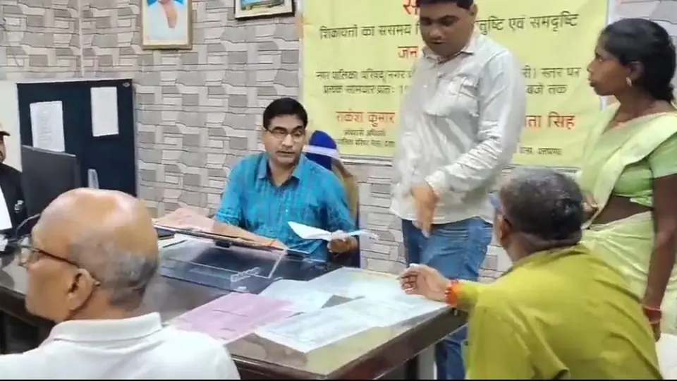 Municipal officer holds public hearing to address resident complaints in Pratapgarh