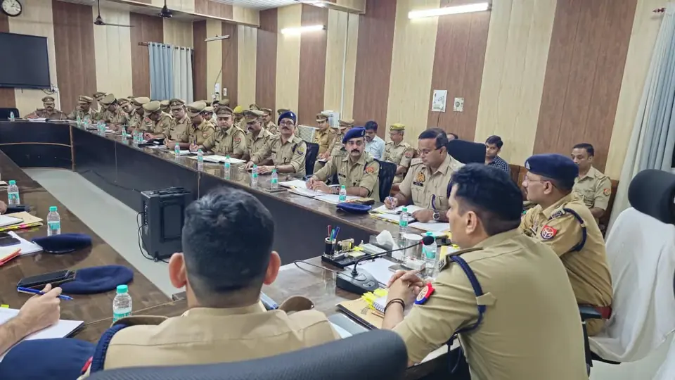 Police Superintendent reviews crime control strategy across Pratapgarh district