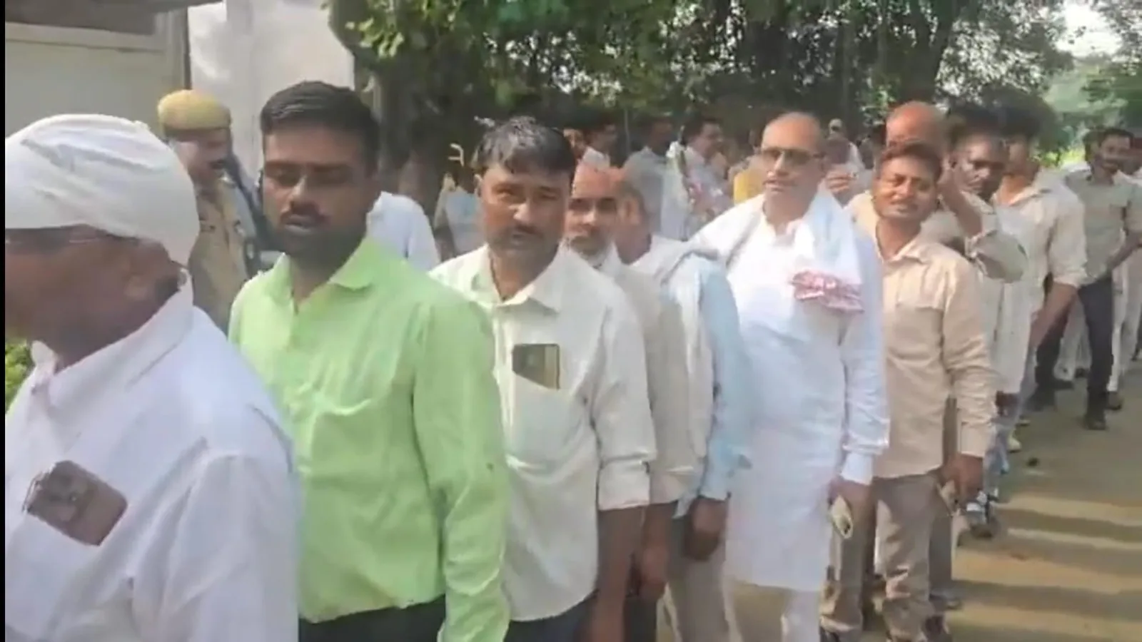 राहुल गांधी रायबरेली में जनता दरबार में स्थानीय समस्याएं सुनीं