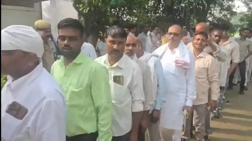 राहुल गांधी रायबरेली में जनता दरबार में स्थानीय समस्याएं सुनीं