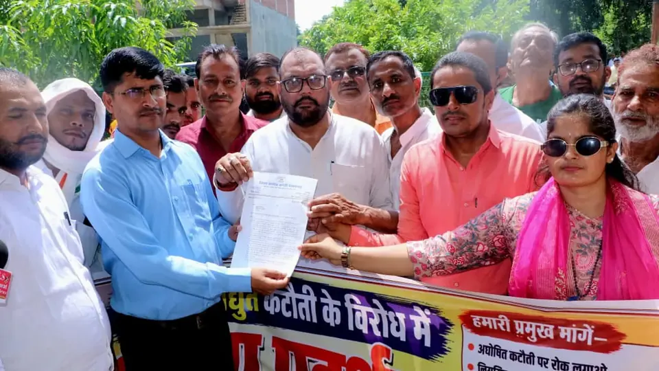 Congress Protests Unannounced Power Cuts, Low Voltage, Gheraos Superintending Engineer's Office
