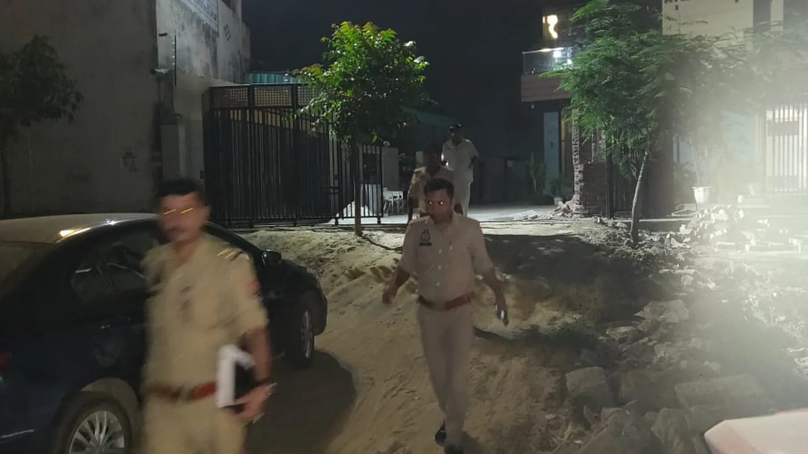 *होटल में किराए पर लिए कमरे की चाभी भी ले गया किरायेदार* अलीगढ के लोधा क्षेत्र में एक होटल में दो युवक करीब पंद्रह दिन पूर्व किराये पर रहने आये थे जिन्होंने गांधी पार्क के डोरी नगर की आई जमा की थी बताया कि पांच दिन रुके थे खाना पीना खाया और कमरे में बैग व अन्य सामान भी रखा था कमरे का ताला लगाकर अब ह
