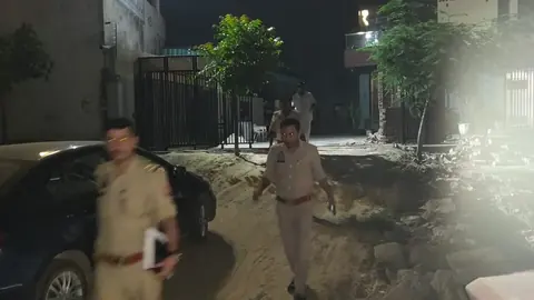 *होटल में किराए पर लिए कमरे की चाभी भी ले गया किरायेदार* अलीगढ के लोधा क्षेत्र में एक होटल में दो युवक करीब पंद्रह दिन पूर्व किराये पर रहने आये थे जिन्होंने गांधी पार्क के डोरी नगर की आई जमा की थी बताया कि पांच दिन रुके थे खाना पीना खाया और कमरे में बैग व अन्य सामान भी रखा था कमरे का ताला लगाकर अब ह
