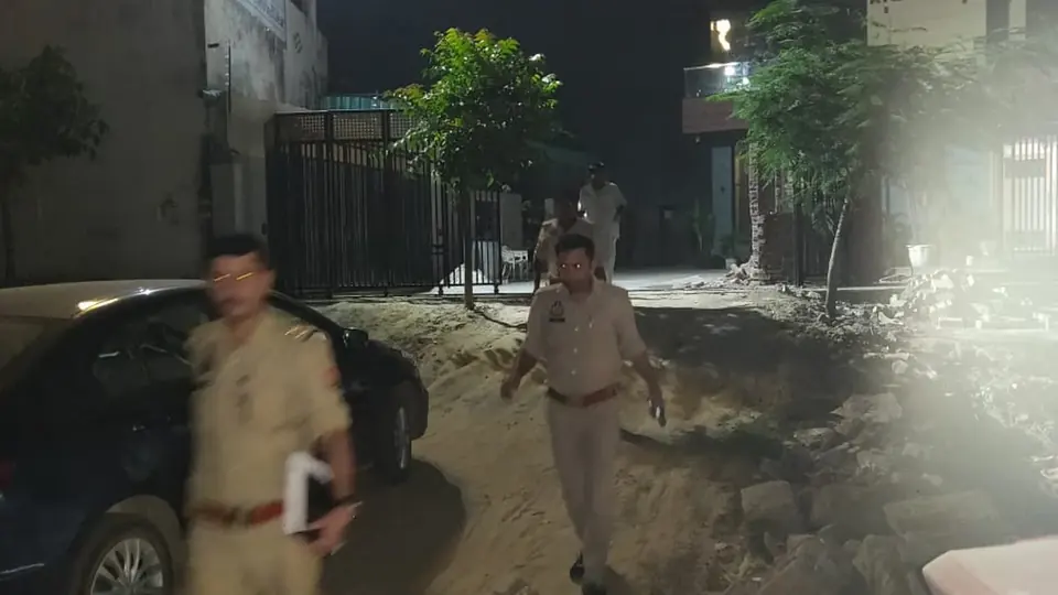 *होटल में किराए पर लिए कमरे की चाभी भी ले गया किरायेदार* अलीगढ के लोधा क्षेत्र में एक होटल में दो युवक करीब पंद्रह दिन पूर्व किराये पर रहने आये थे जिन्होंने गांधी पार्क के डोरी नगर की आई जमा की थी बताया कि पांच दिन रुके थे खाना पीना खाया और कमरे में बैग व अन्य सामान भी रखा था कमरे का ताला लगाकर अब ह