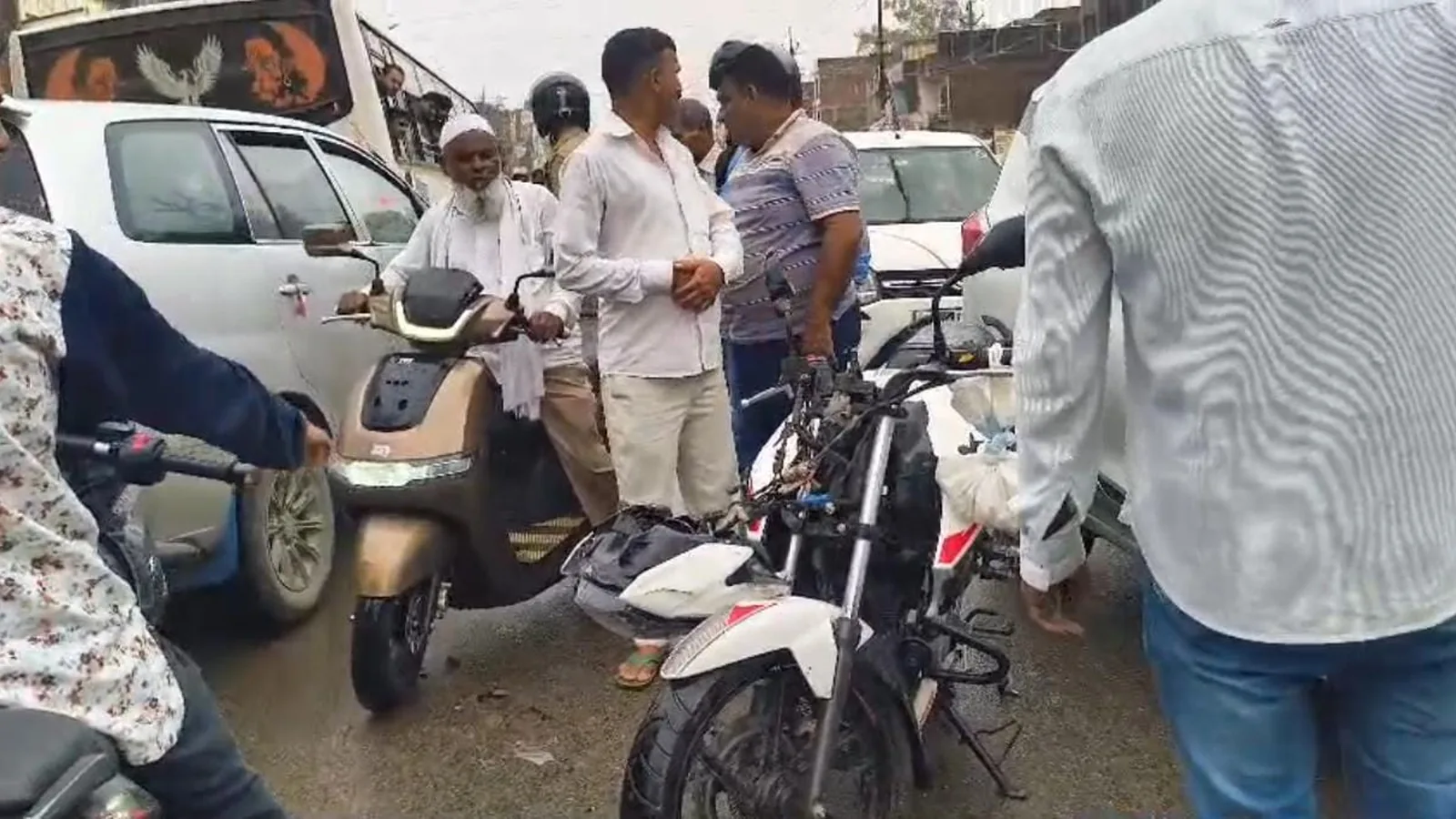 प्रतापगढ़ में तेज रफ्तार बस ने बाइक को टक्कर मारी, सवार बचा