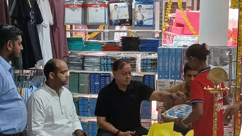 V Trends opens new showroom in Amethi with Maharaja Sanjay Singh