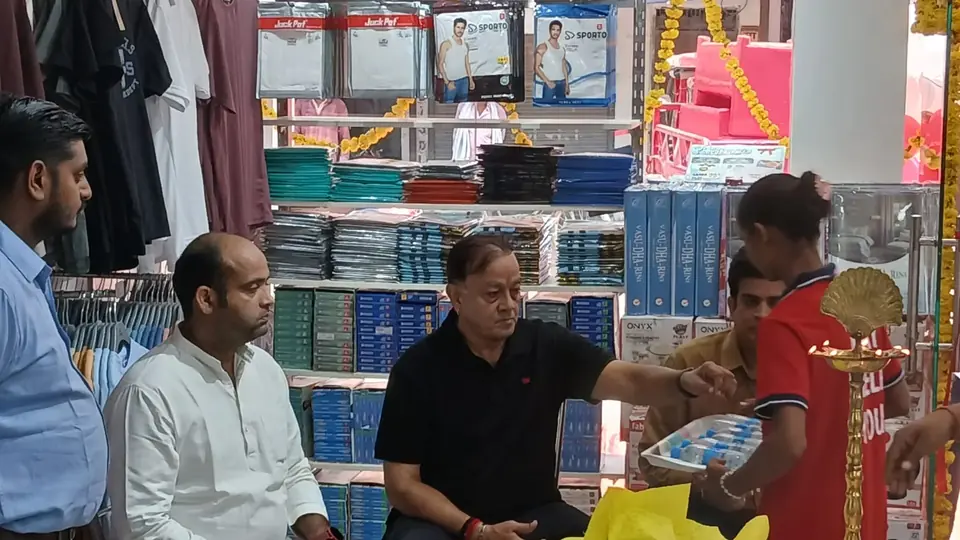V Trends opens new showroom in Amethi with Maharaja Sanjay Singh
