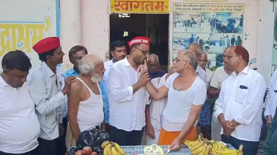 समाजवादी सांसद का जन्मदिन वृद्धाश्रम में बुजुर्गों के साथ मनाया गया