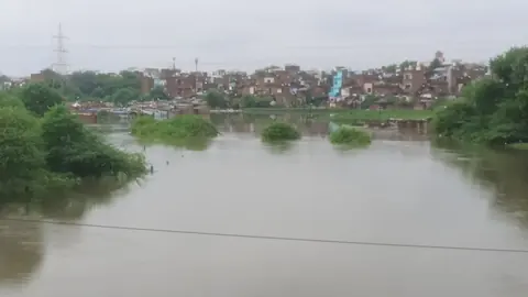 वाराणसी में गंगा का जलस्तर चेतावनी स्तर से ऊपर, हजार से ज्यादा लोग प्रभावित