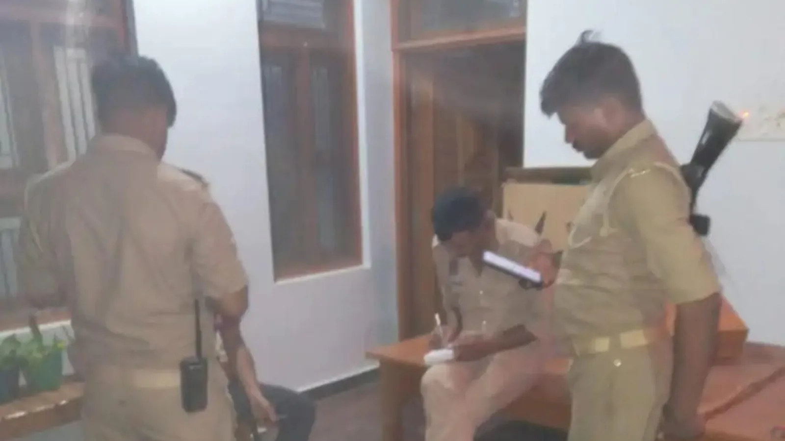 प्रतापगढ़ में पुलिस चौकी से 500 मीटर दूर सेंधमारी, लाखों की चोरी