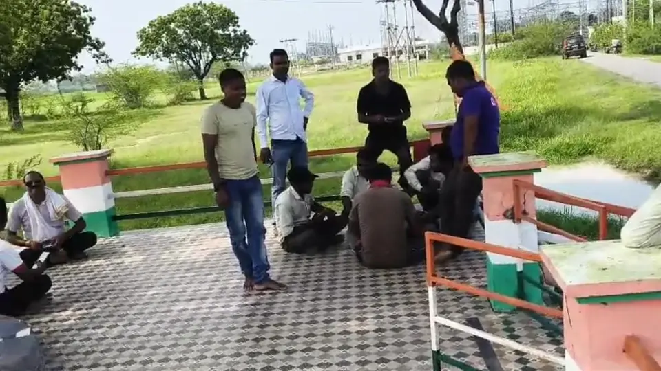 प्रतापगढ़ में अघोषित बिजली कटौती से नाराज ग्रामीणों ने पावर हाउस घेरा