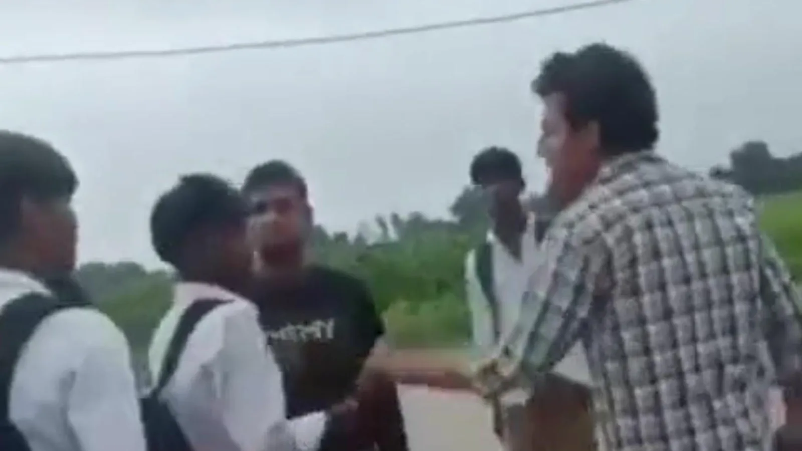 इंटर कॉलेज के छात्र को बेल्ट से पीटा, वीडियो वायरल