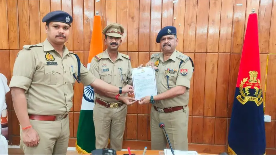 एसपी विश्वजीत श्रीवास्तव ने निरीक्षक अमितेंद्र सिंह को प्रशस्ति पत्र देकर किया सम्मानित
