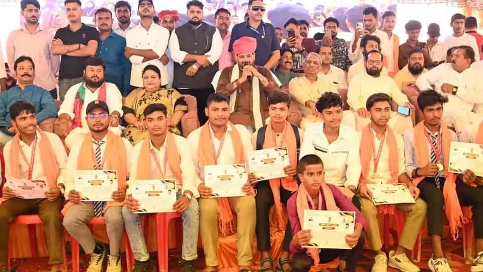 Brajbhushan Sharan Singh felicitates meritorious students at Bahraich talent honour ceremony
