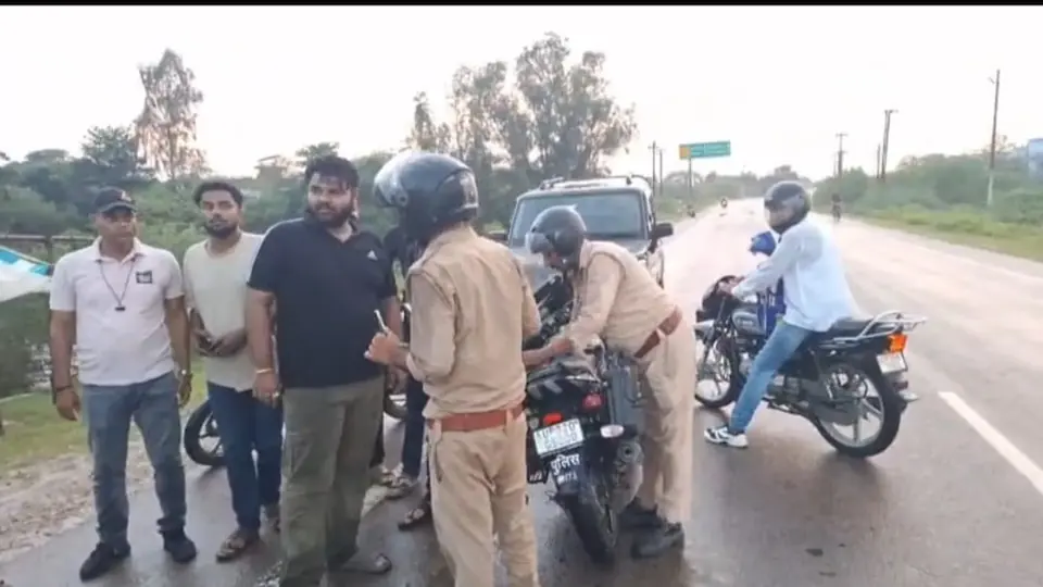 अमेठी में छोटी बातों को लेकर बदमाशों ने स्कॉर्पियो पर की फायरिंग