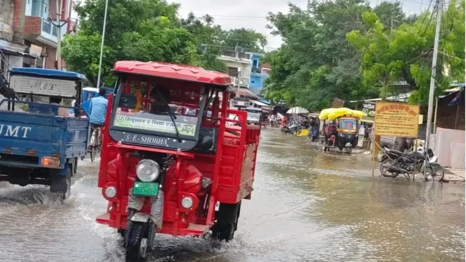 प्रतापगढ़ के तीन मोहल्लों में बारिश के बाद जलभराव से लोगों को भारी परेशानी