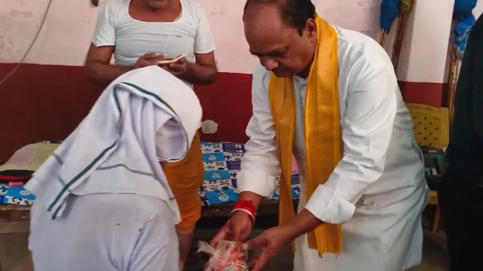 प्रतापगढ़ में भाजपा ने मोदी जन्मदिन पर वृद्धाश्रम में फल वितरण किया