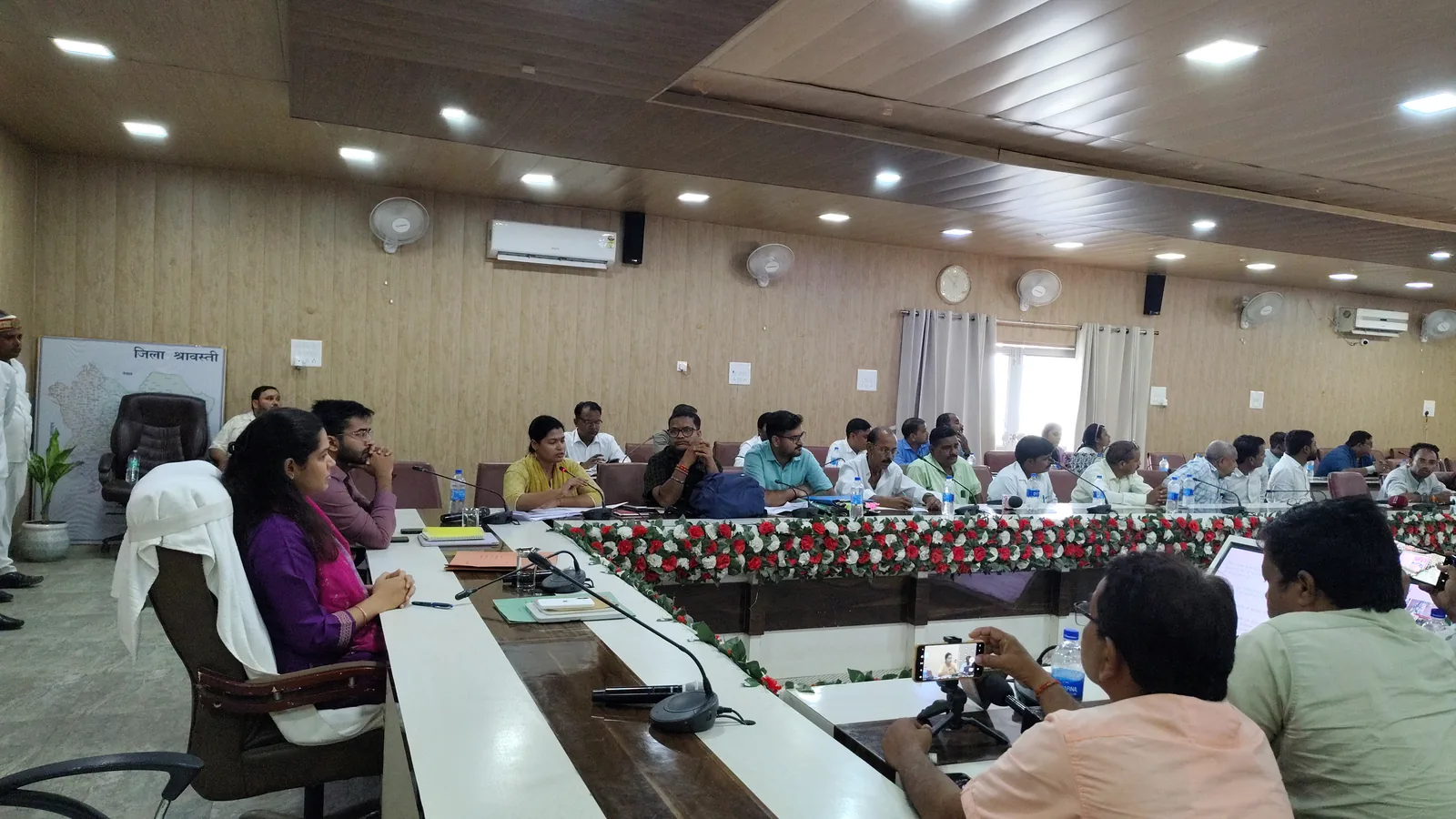 जिला अधिकारी ने मीडिया से मुलाकात कर बेसिक शिक्षा विभाग की योजनाओं का प्रचार किया