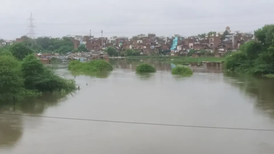 कानपुर में गंगा और पांडु नदी का जलस्तर बढ़ा, सैकड़ों परिवार विस्थापित