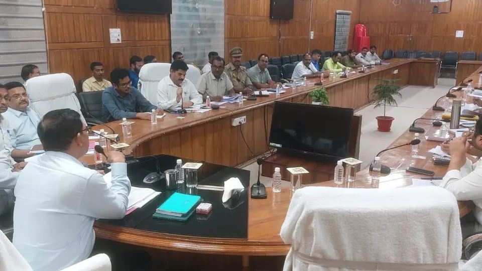 बहराइच में स्कूल बसों की सुरक्षा के लिए जिलाधिकारी ने दिए सख्त निर्देश