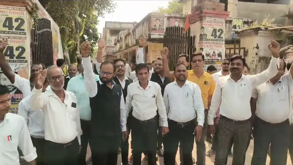 प्रतापगढ़ कोतवाली में युवक की संदिग्ध मौत को लेकर वकीलों का प्रदर्शन