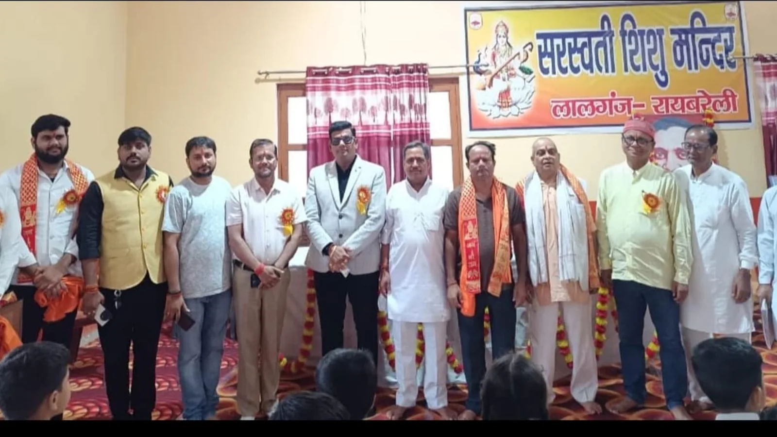 लालगंज के स्कूल में वंदे मातरम का सामूहिक गायन