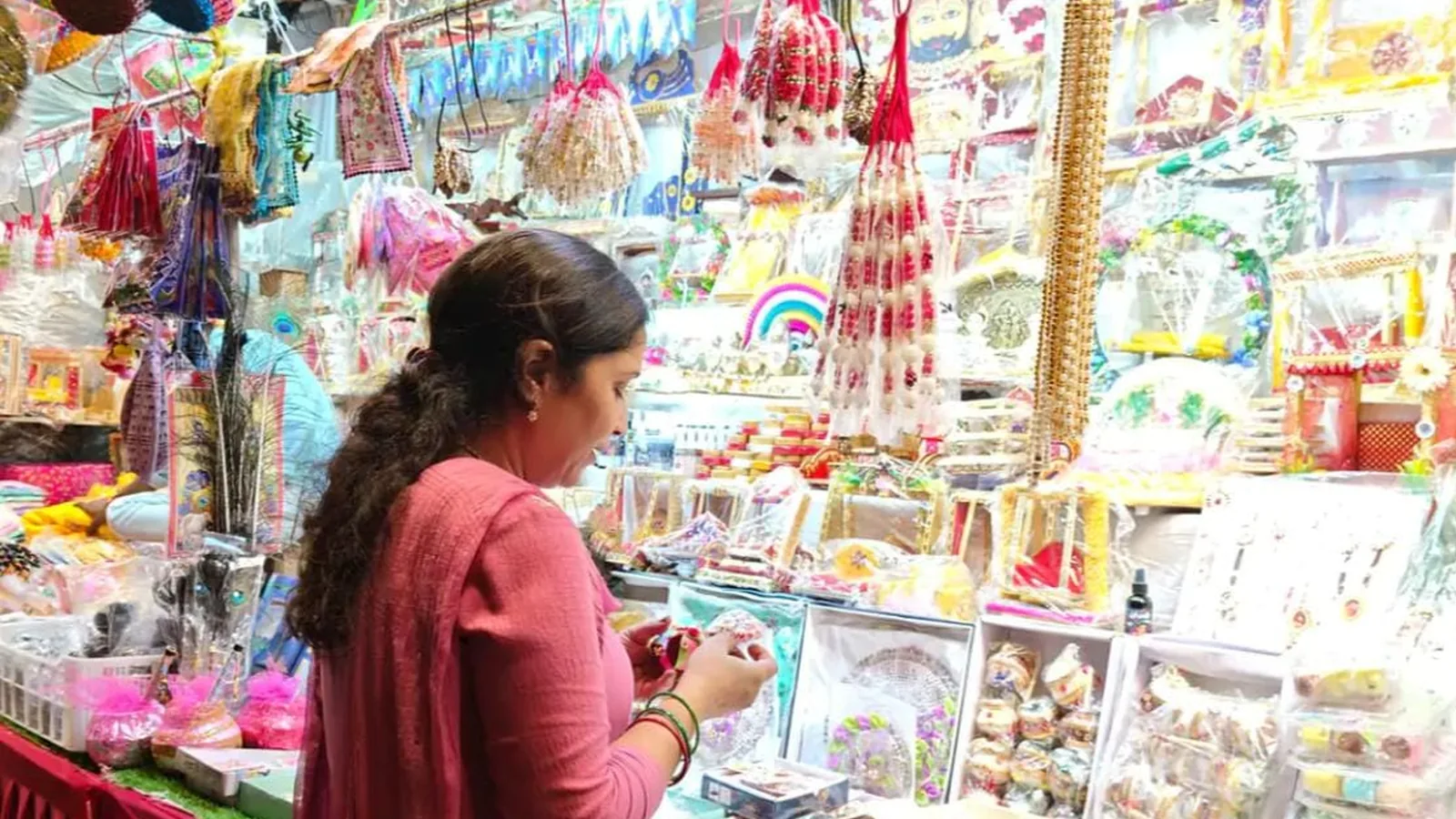 प्रतापगढ़ में जन्माष्टमी की तैयारी, बाजारों में कान्हा की सजावट की भीड़