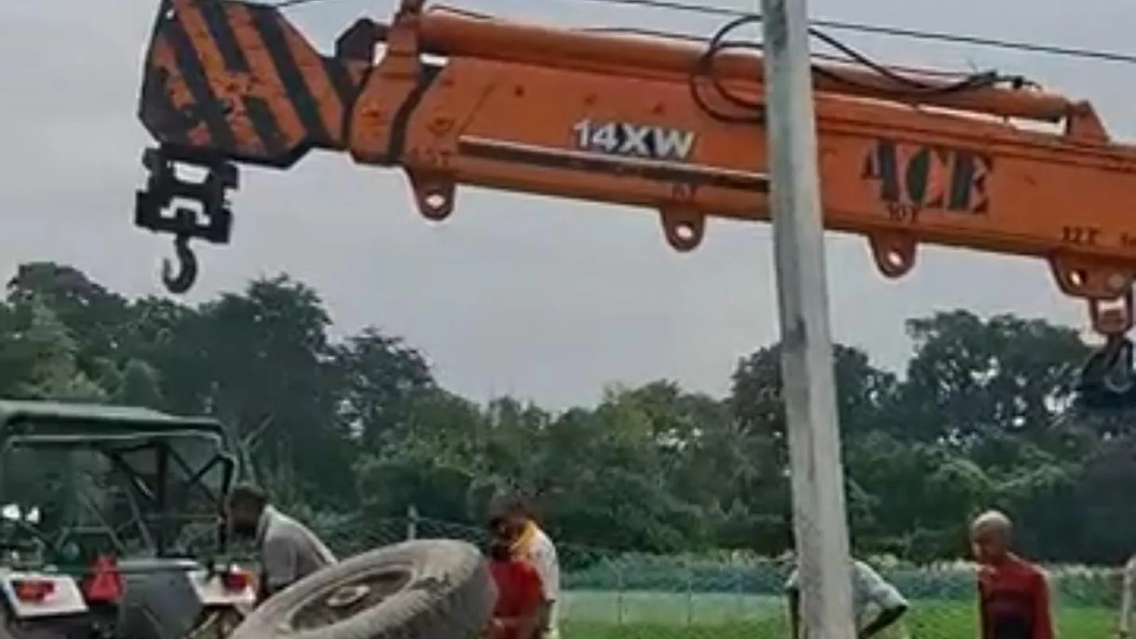 प्रतापगढ़ में सीवर टैंक पलटा, चालक की सूझबूझ से बची जान