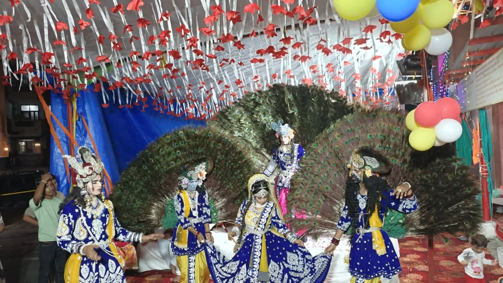 गाजियाबाद के मंदिर में बारिश में भी सैकड़ों श्रद्धालुओं ने मनाई जन्माष्टमी
