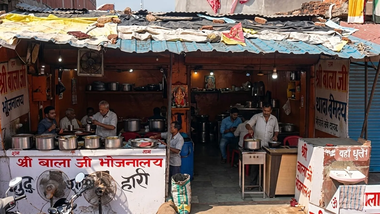 औरैया के बालाजी भोजनालय में कान्हा छठी पर निशुल्क प्रसाद वितरण