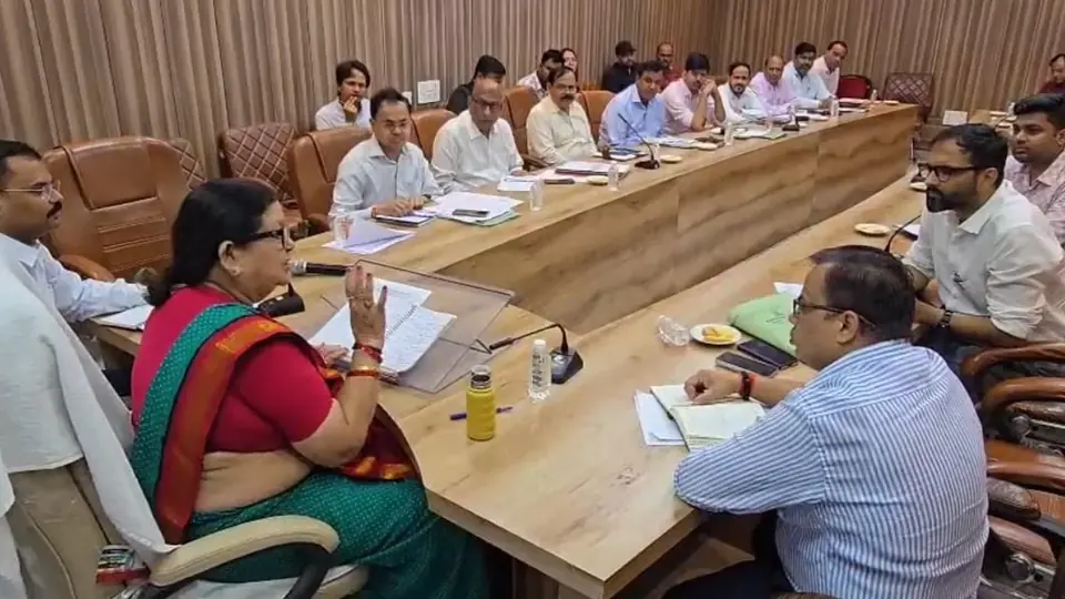 Kanpur Mayor Directs Departments To Speed Up Damaged Road Repairs