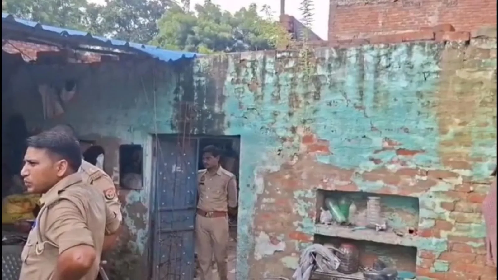 रायबरेली में घर से 216 किलो पटाखे जब्त, दो गिरफ्तार