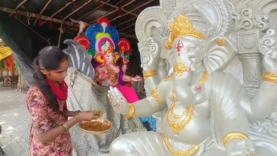 कानपुर के मूर्तिकार गणेश प्रतिमाओं को मिट्टी से बनाने की अपील कर रहे हैं