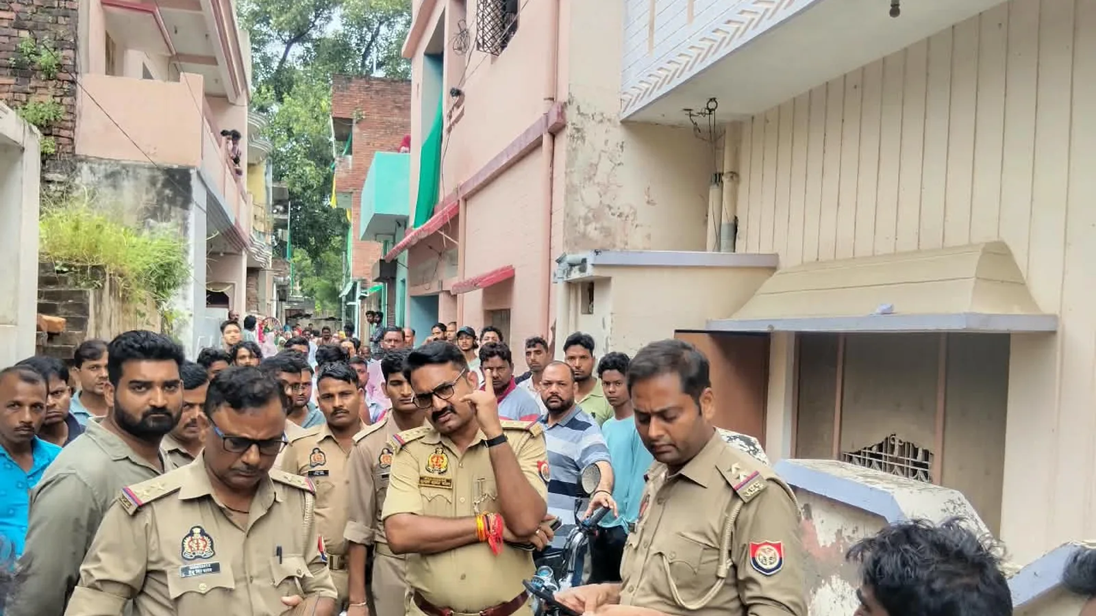 Pratapgarh Youth Dies By Hanging, Love Affair Angle Emerges