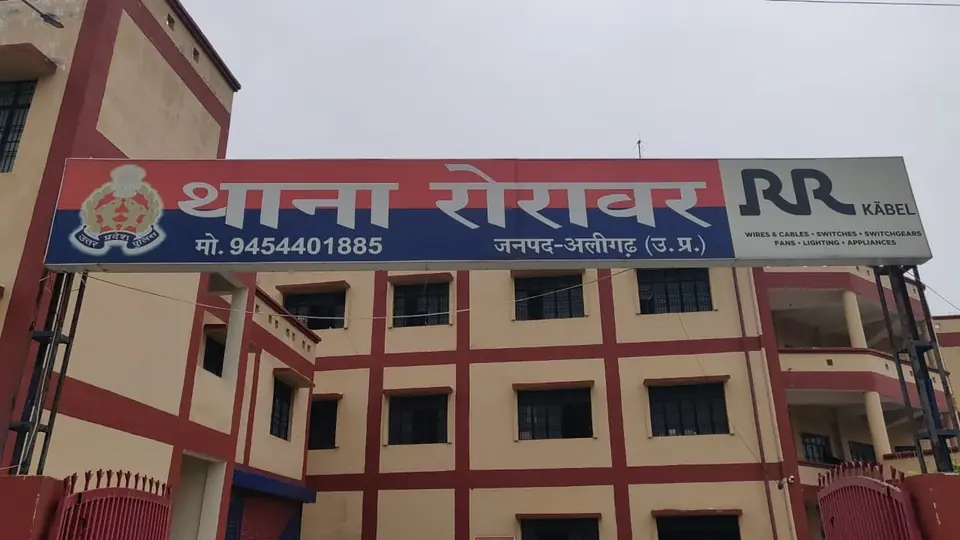 ग्राम प्रधान के घर से सात तमंचे बरामद, परिवार उठा रहा सवाल