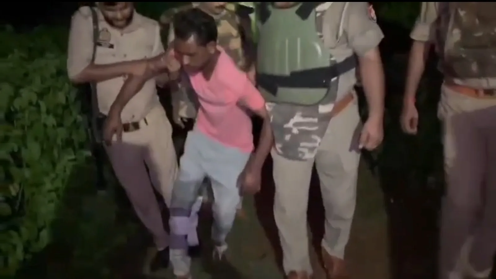 मीरजापुर पुलिस मुठभेड़ में दो चेन स्नैचर गिरफ्तार, एक घायल