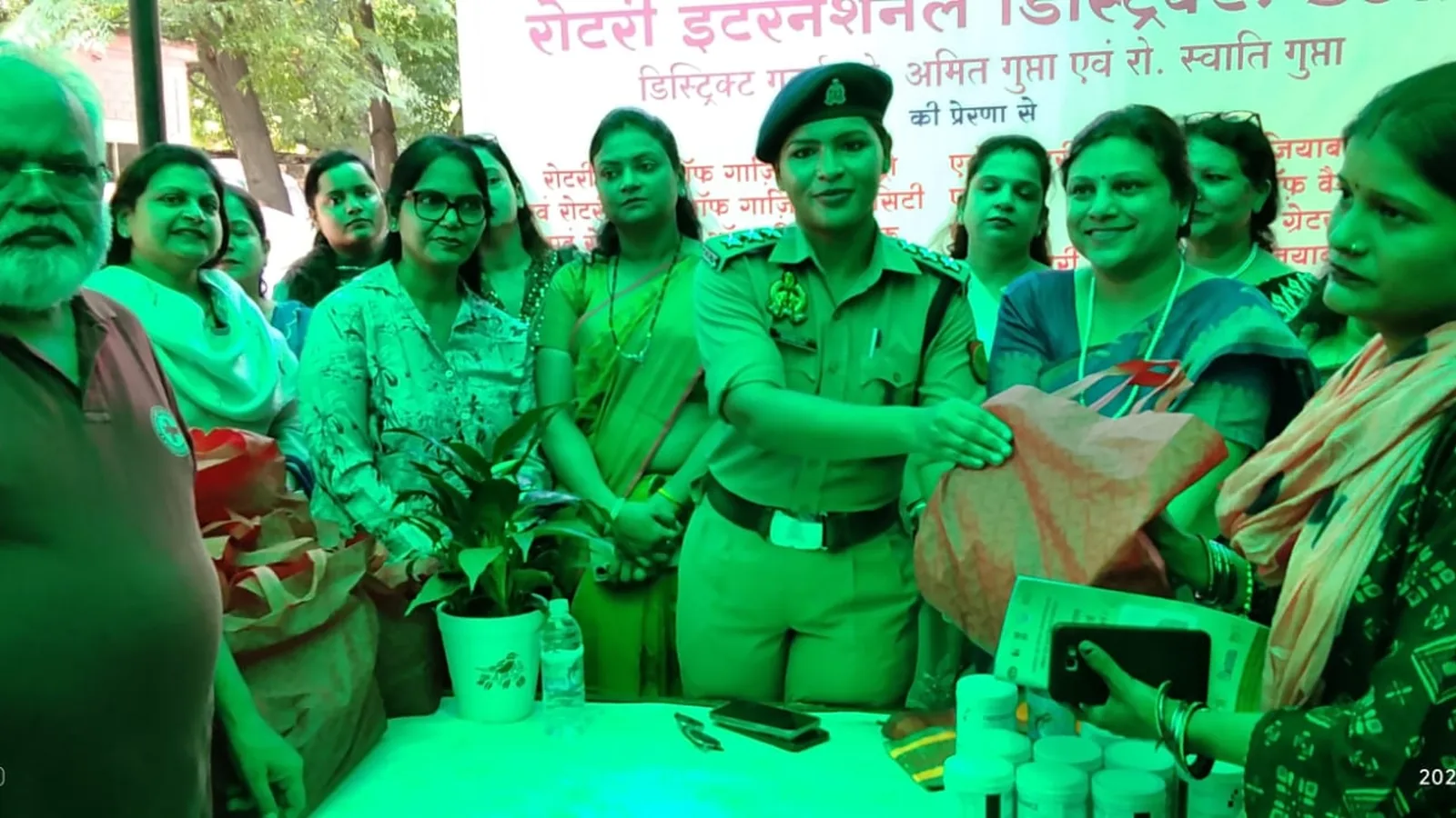 गाजियाबाद में रेड क्रॉस और रोटरी ने 125 गर्भवती महिलाओं को दी पोषण पोटली