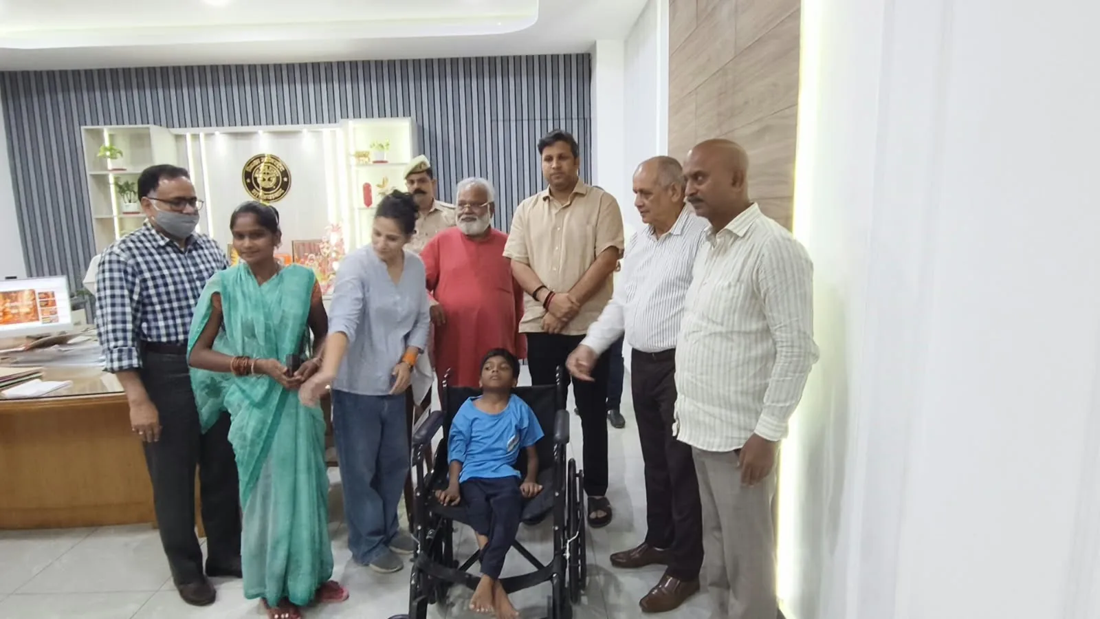 आठ साल के दिव्यांग बच्चे कृष्ण को रेड क्रॉस ने दी व्हीलचेयर
