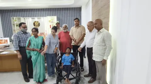 आठ साल के दिव्यांग बच्चे कृष्ण को रेड क्रॉस ने दी व्हीलचेयर