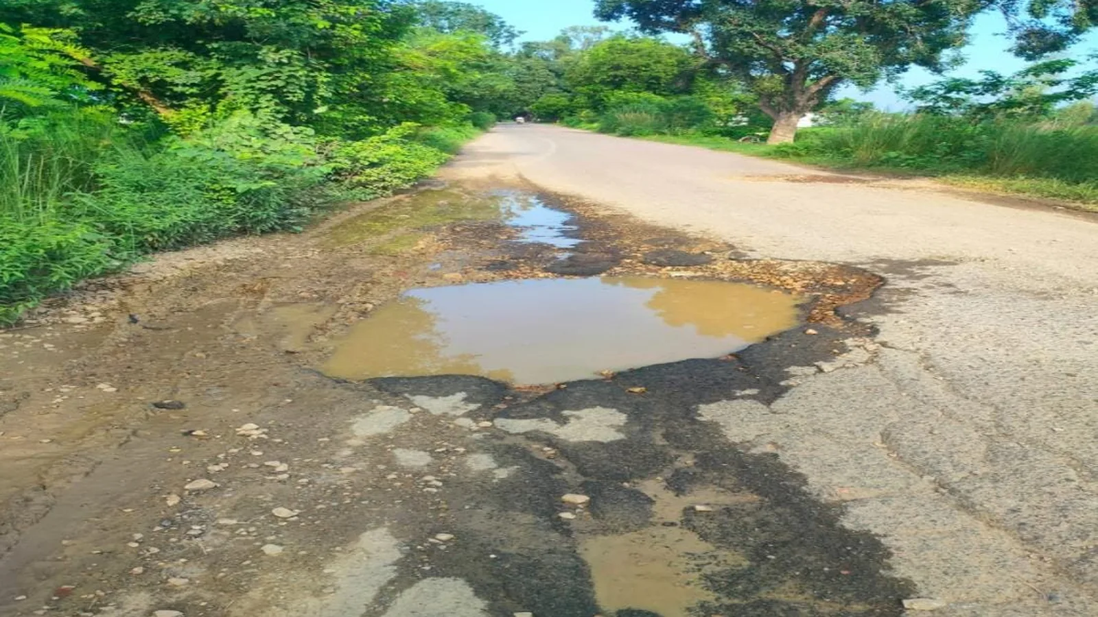 प्रतापगढ़-जौनपुर रोड गड्ढों से जर्जर, दुर्घटनाओं का खतरा बढ़ा