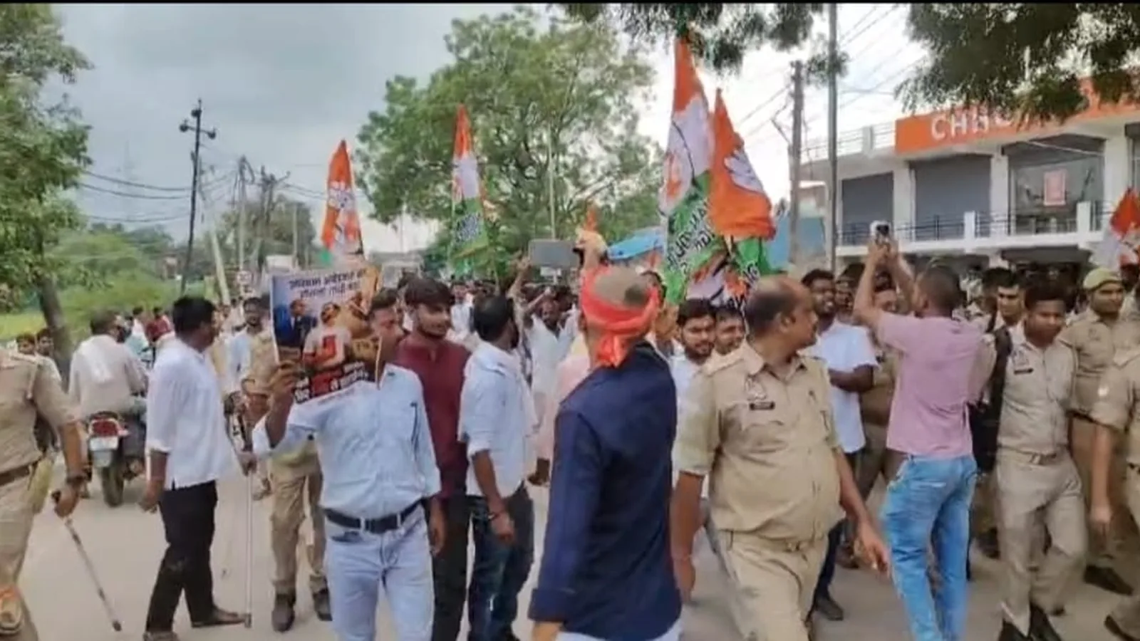 अमेठी में अमित शाह के बयान पर कांग्रेस का तीखा विरोध, पुतला दहन