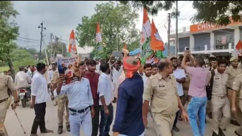 अमेठी में अमित शाह के बयान पर कांग्रेस का तीखा विरोध, पुतला दहन
