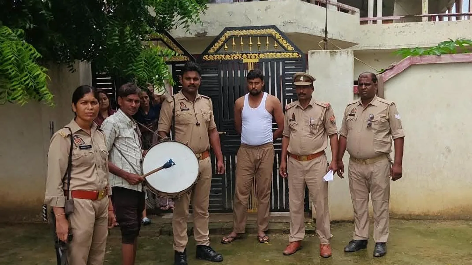 प्रतापगढ़ में फरार आरोपी के घर नोटिस, गांव में मुनादी की पुलिस