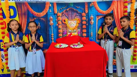 अमेठी के स्कूल में विश्वकर्मा जयंती पर बच्चों ने की पूजा